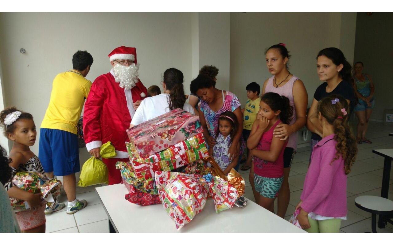 Presentes da campanha Papai Noel dos Correios são entregues a cerca de 70 crianças em Ituporanga