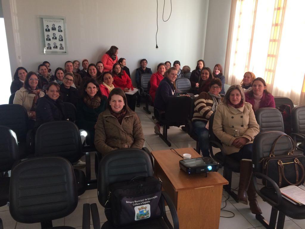 Professores, merendeiras e motoristas participam de capacitações durante o recesso escolar, em Chapadão do Lageado  