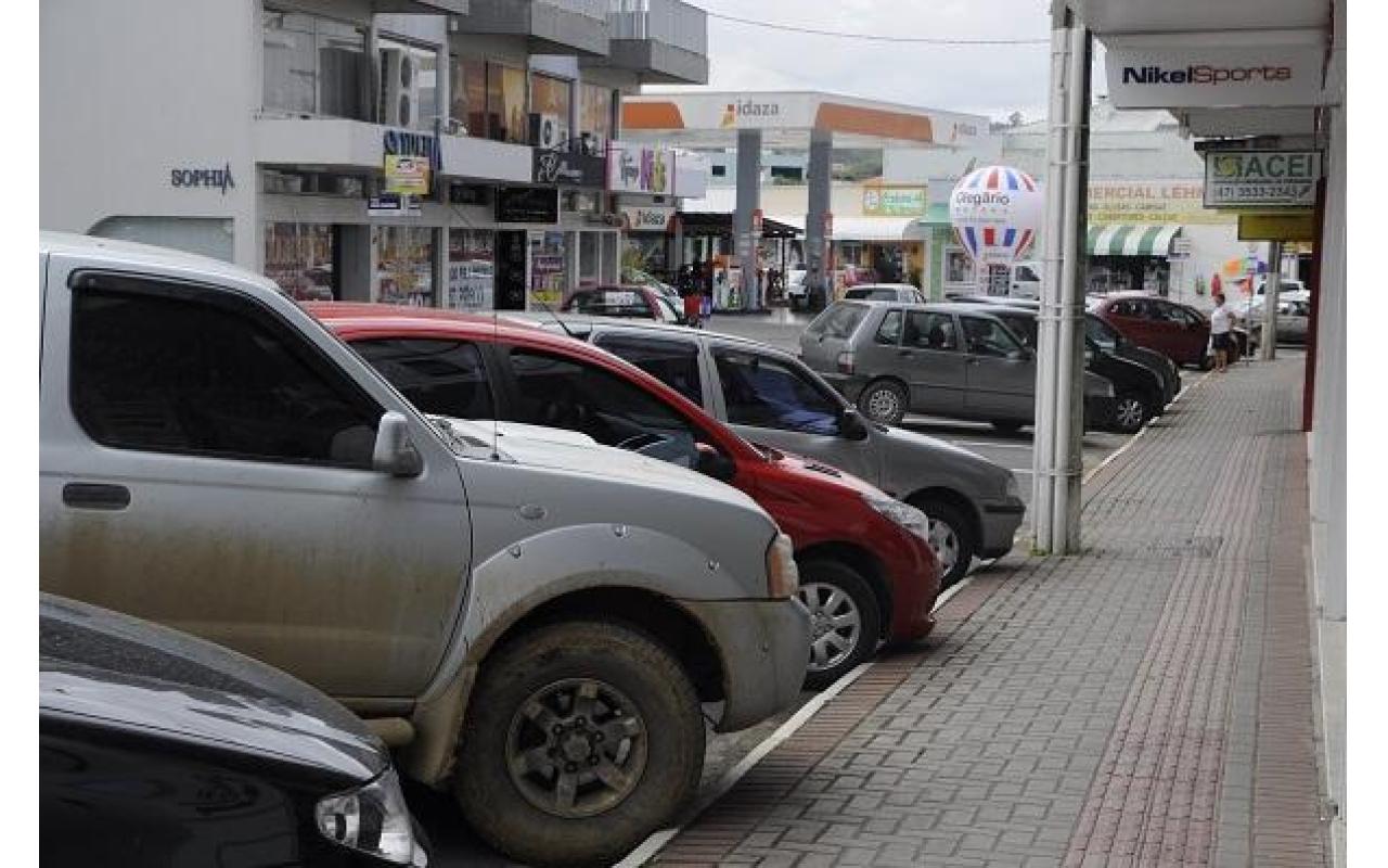 Projeto busca conscientizar lojistas para liberar estacionamentos em frente aos estabelecimentos comerciais em Ituporanga