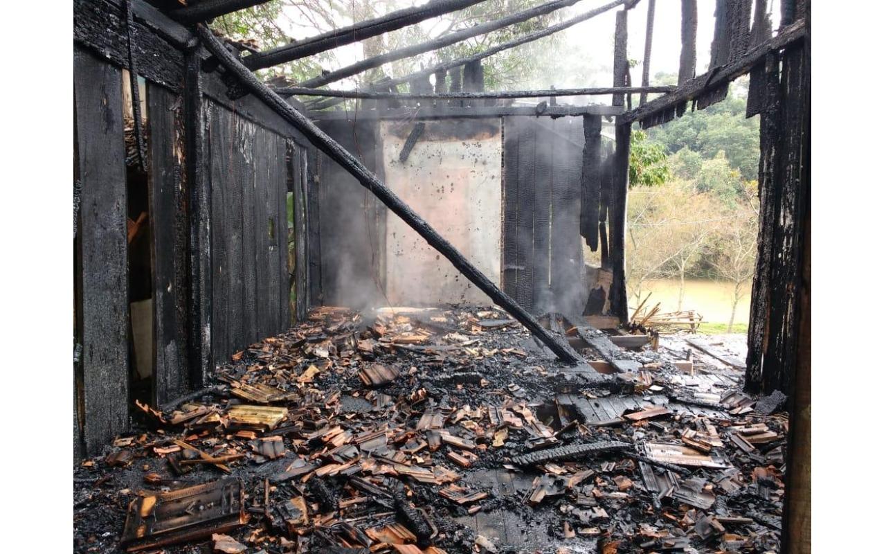 Residência é destruída em incêndio, em Ituporanga