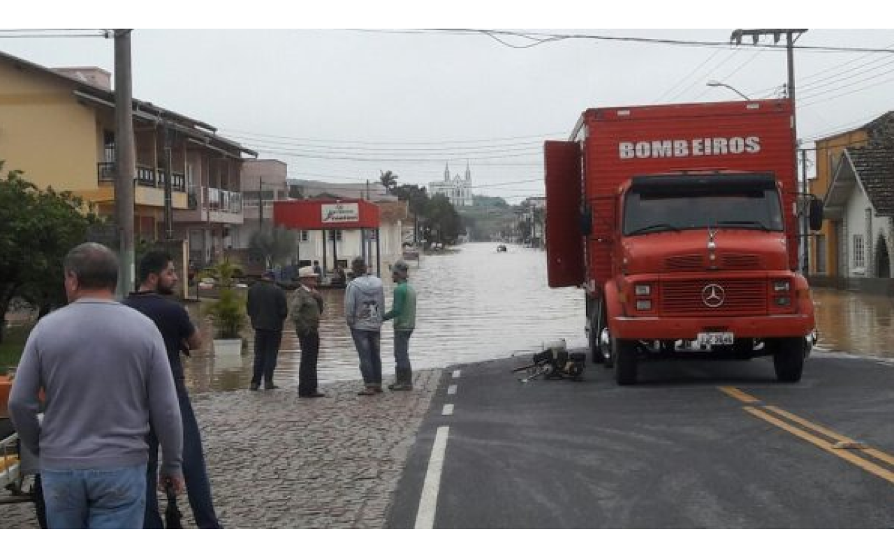 Rio do Oeste tem 80% da cidade alagada e decreta situação de emergência 