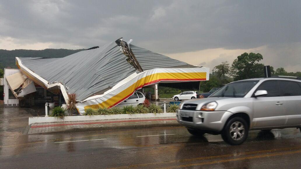 Rio do Sul é atingida por forte temporal; cobertura de posto de combustível ficou destruída