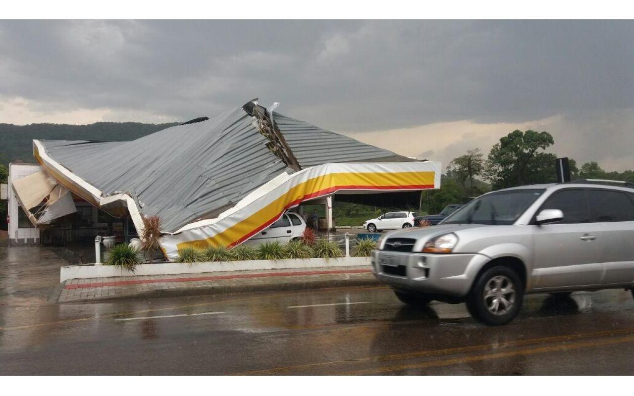 Rio do Sul é atingida por forte temporal; cobertura de posto de combustível ficou destruída