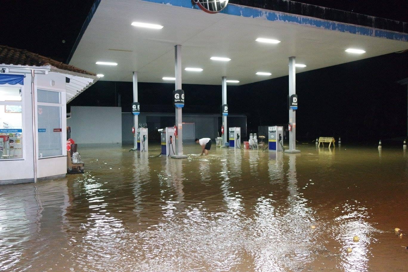 Enxurrada faz rio subir e água invade centro da cidade de Leoberto Leal