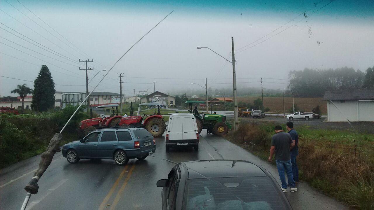 Rodovia de acesso a Imbuia e Vidal Ramos foi bloqueada na manhã desta quinta