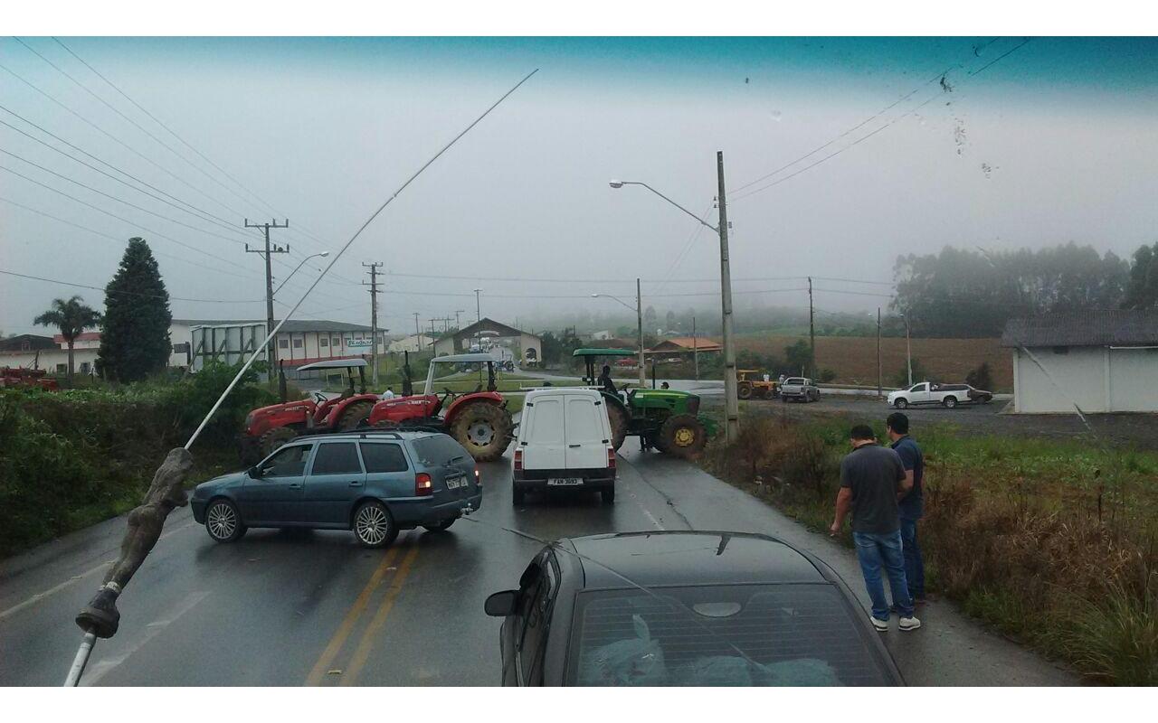 Rodovia de acesso a Imbuia e Vidal Ramos foi bloqueada na manhã desta quinta