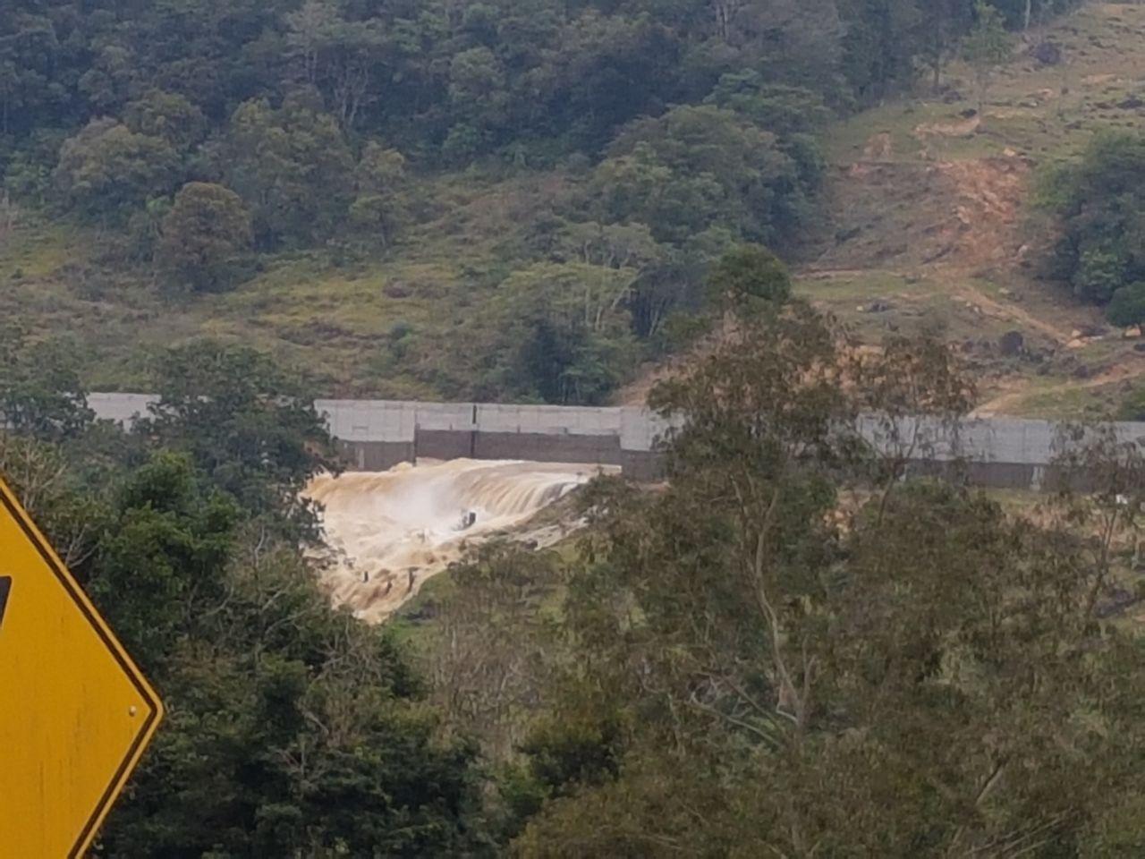 Rompimento de canal de usina causa estragos a residências em Taió 