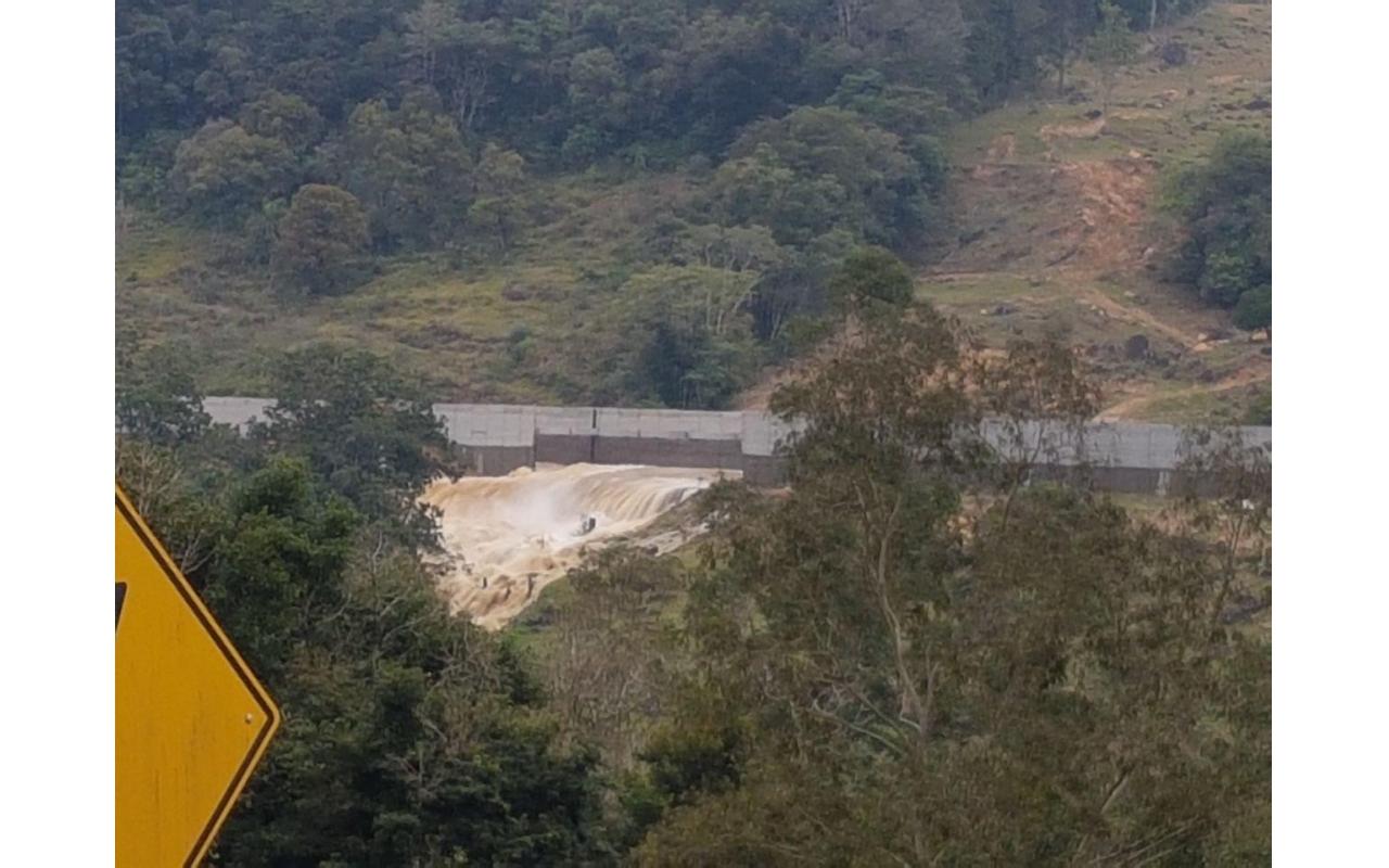 Rompimento de canal de usina causa estragos a residências em Taió 