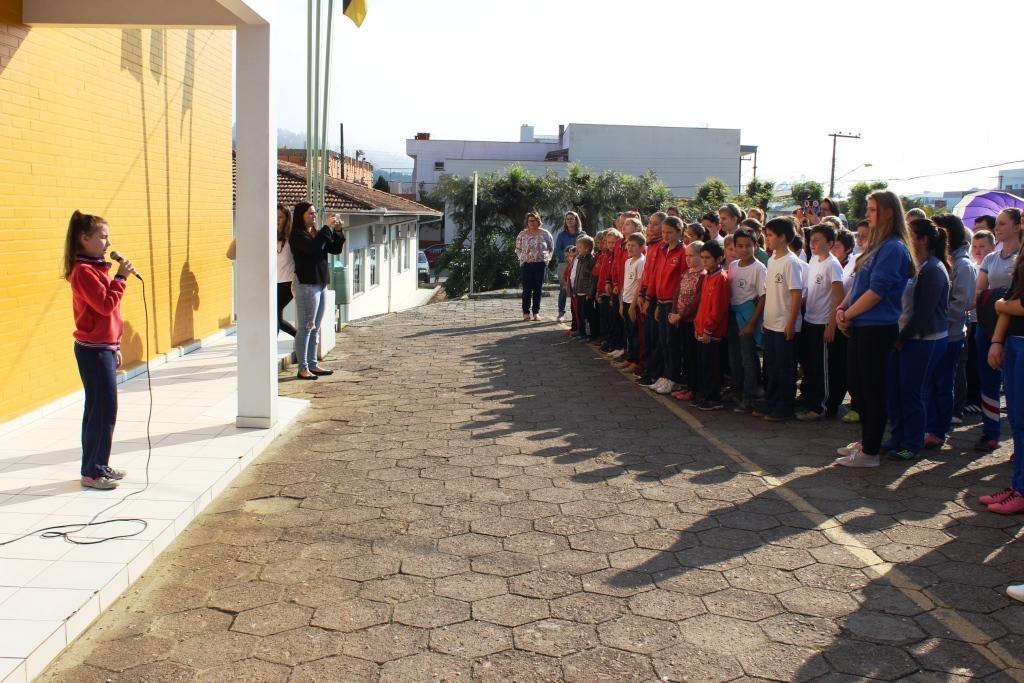 Semana da Pátria reúne alunos para homenagens, em Petrolândia  