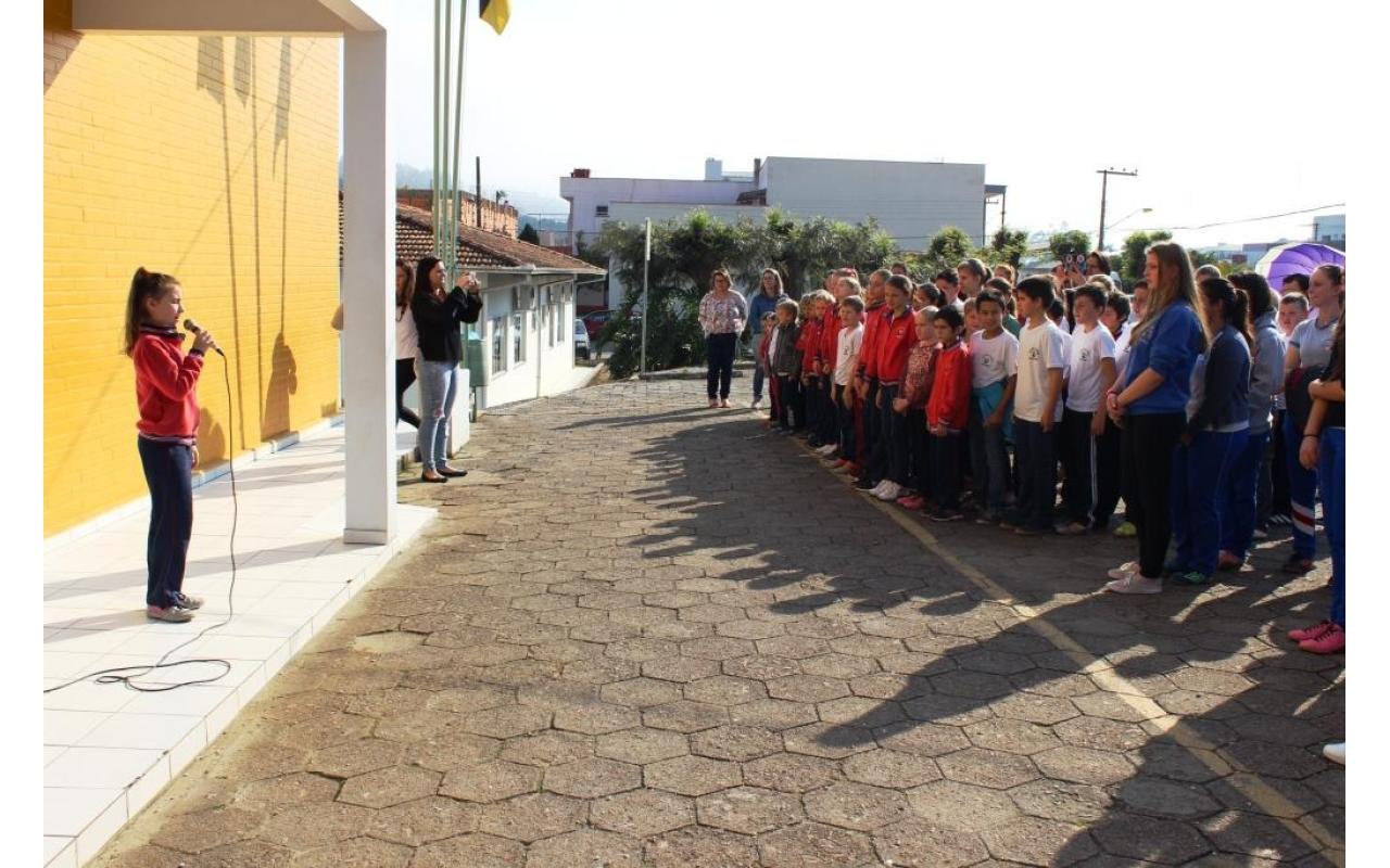 Semana da Pátria reúne alunos para homenagens, em Petrolândia  