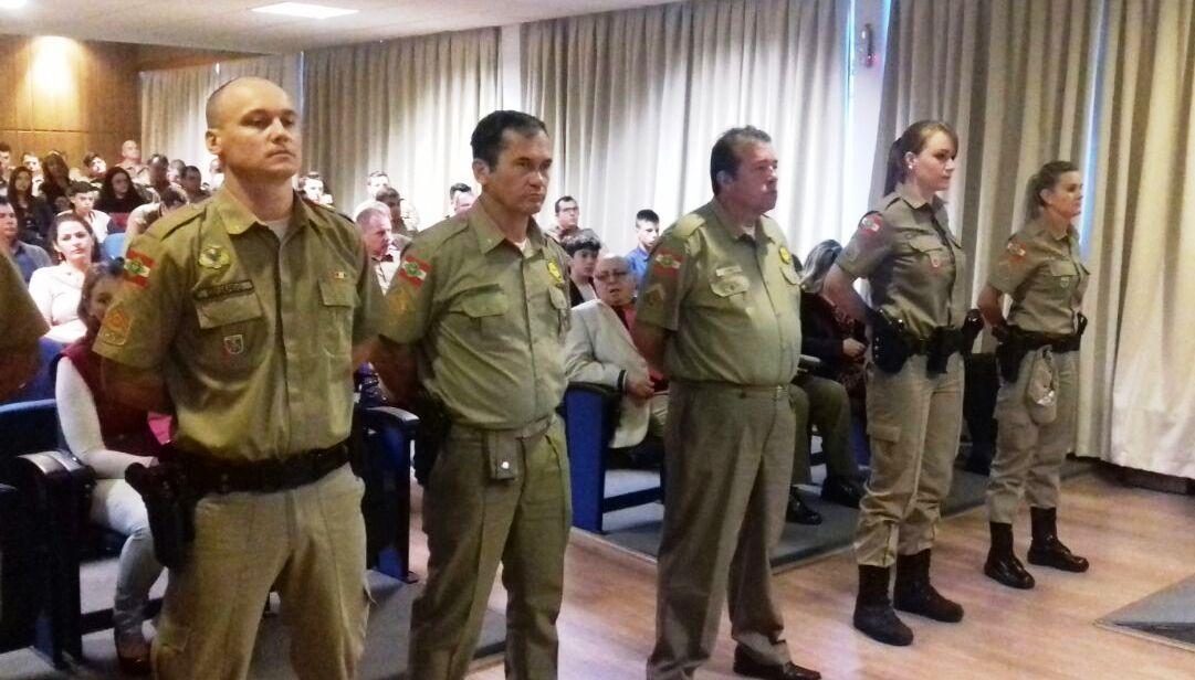 Solenidade de formatura e promoção de policiais ocorreu nesta sexta no 13º Batalhão da PM em Rio do Sul