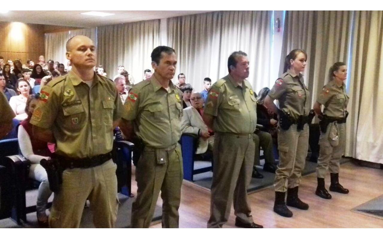 Solenidade de formatura e promoção de policiais ocorreu nesta sexta no 13º Batalhão da PM em Rio do Sul
