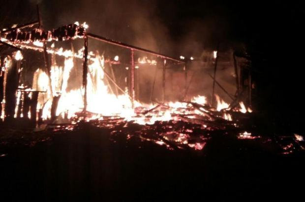 Suposto incêndio criminoso destrói casa em Laurentino, no Alto Vale do Itajaí