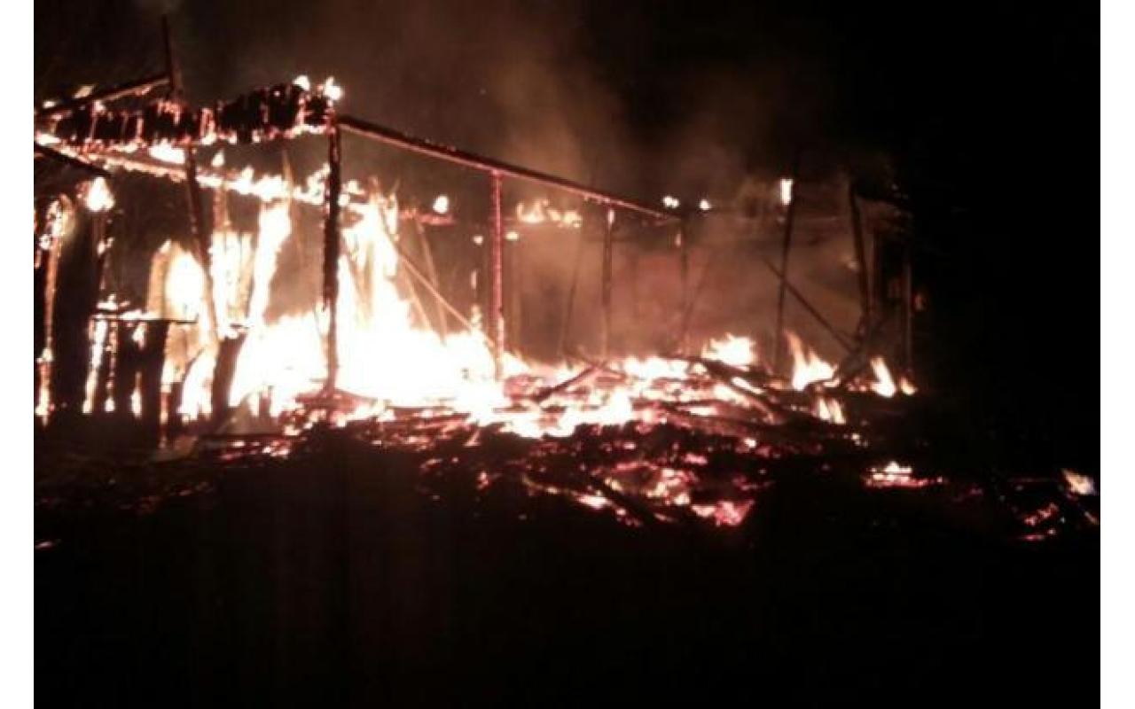 Suposto incêndio criminoso destrói casa em Laurentino, no Alto Vale do Itajaí