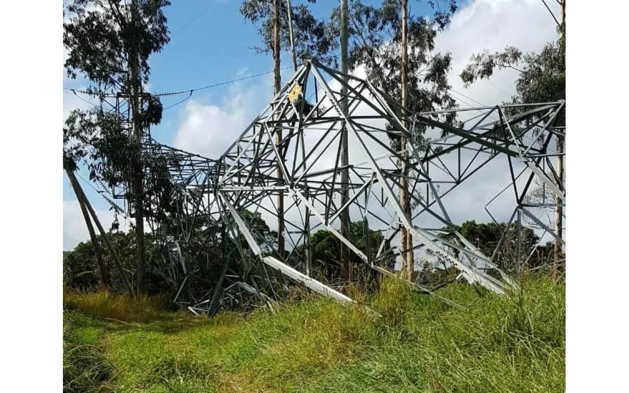 Torre de energia elétrica é derrubada no Alto Vale