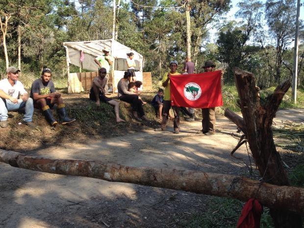 Trabalhadores do Movimento Sem Terra ocupam fazenda em Doutor Pedrinho, no Vale do Itajaí