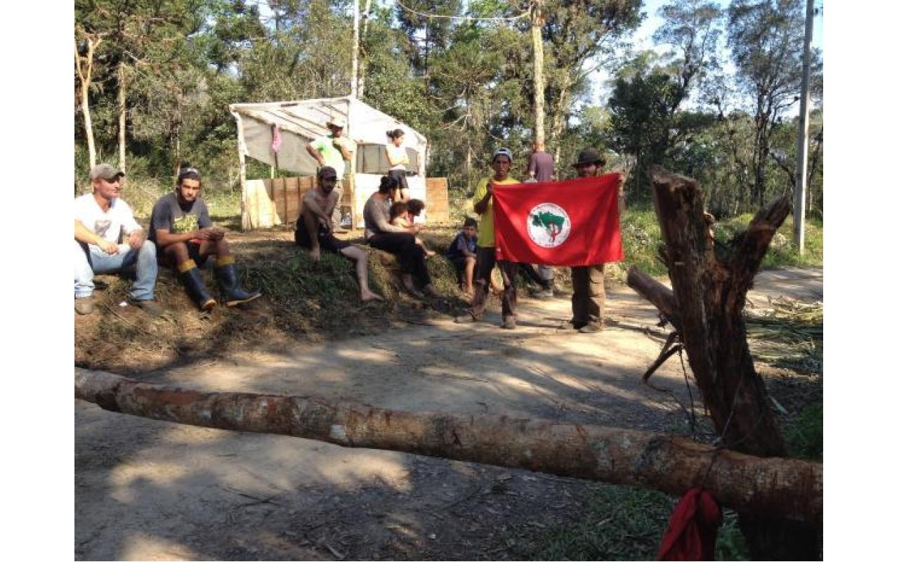 Trabalhadores do Movimento Sem Terra ocupam fazenda em Doutor Pedrinho, no Vale do Itajaí