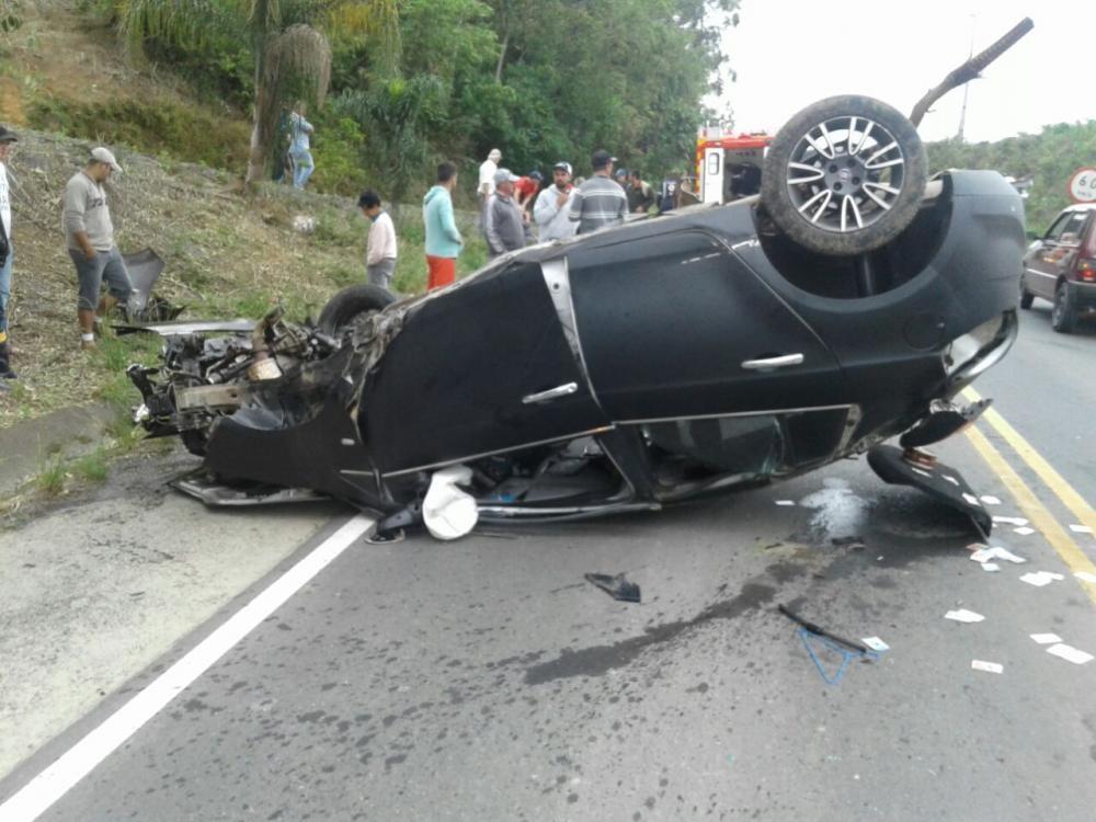 Veículo capota na SC-350 em Ituporanga
