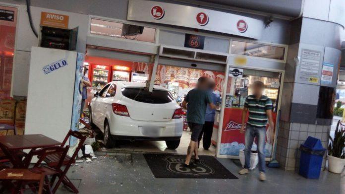 Veículo invade loja de conveniência de posto de combustíveis em Rio do Sul 