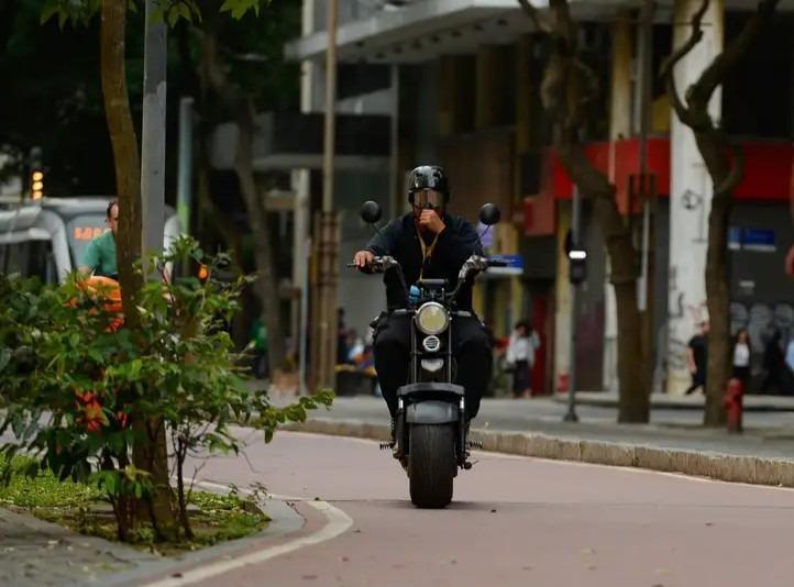 Novas regras exigem habilitação, placa e capacete para ciclomotores no Brasil