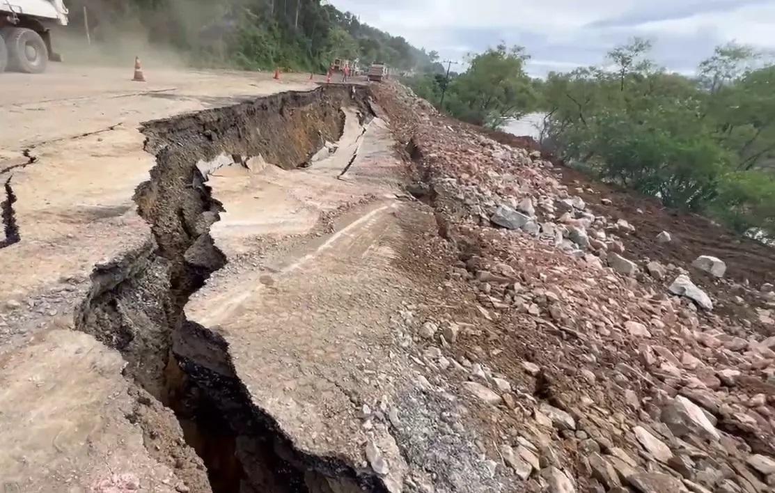 Novo deslizamento atinge outra parte da pista da BR-470, em Rio do Sul