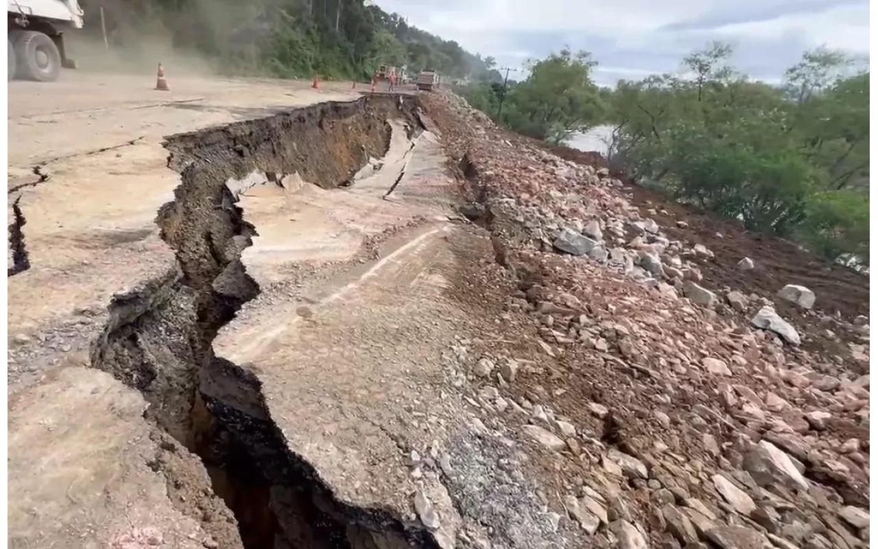 Novo deslizamento atinge outra parte da pista da BR-470, em Rio do Sul