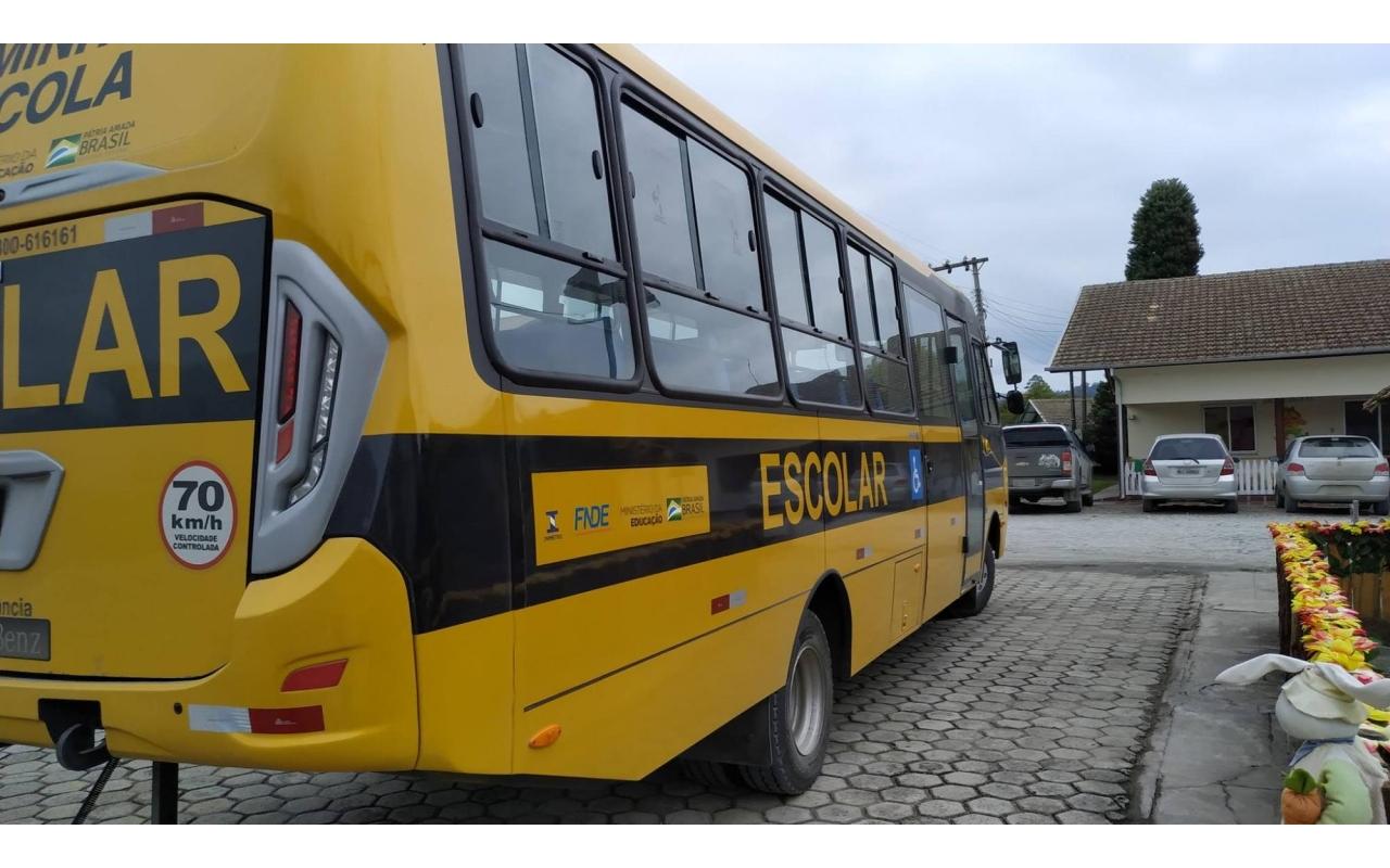 Novo ônibus amplia frota do transporte escolar em Atalanta