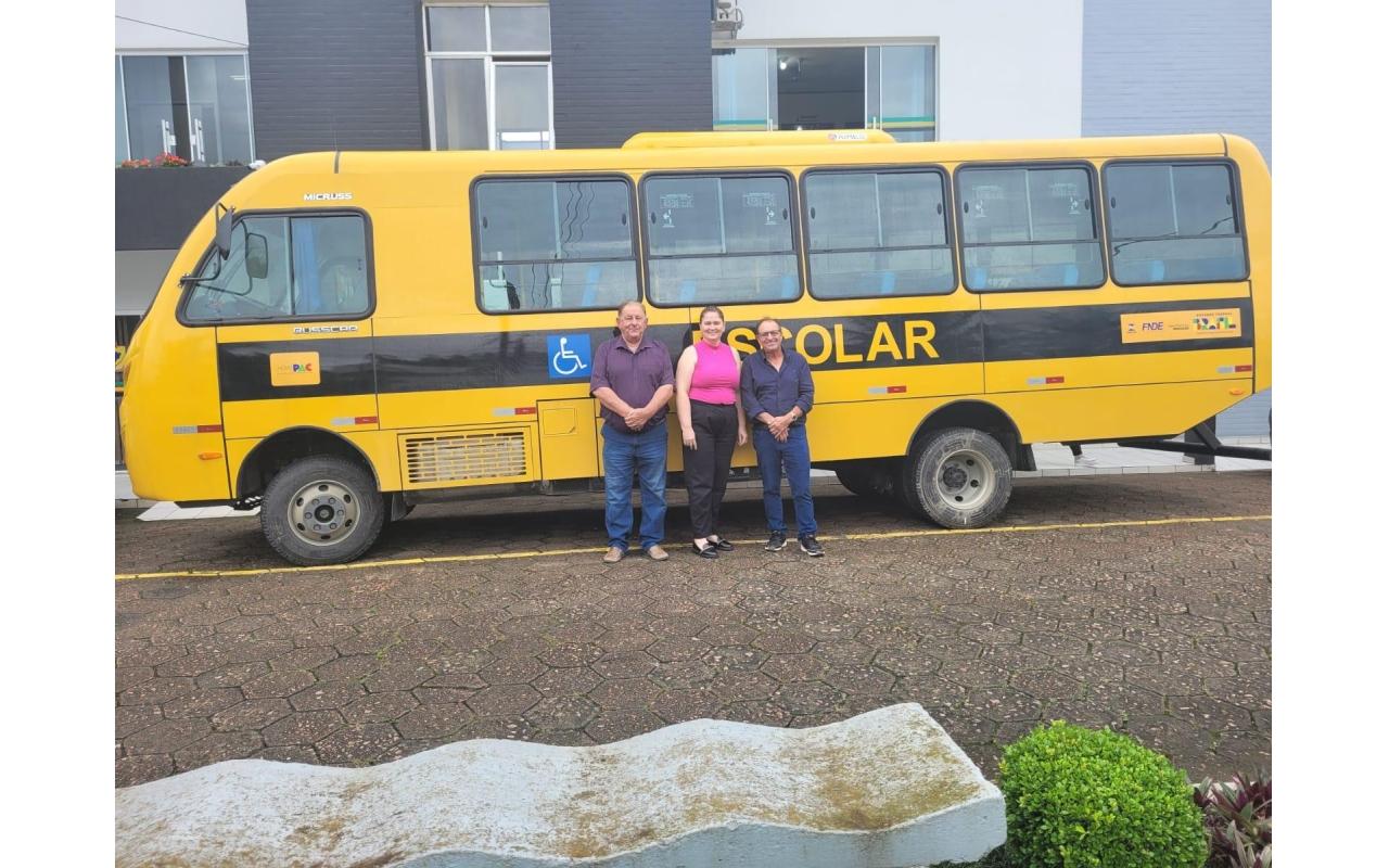 Novo ônibus reforça a frota escolar em Petrolândia