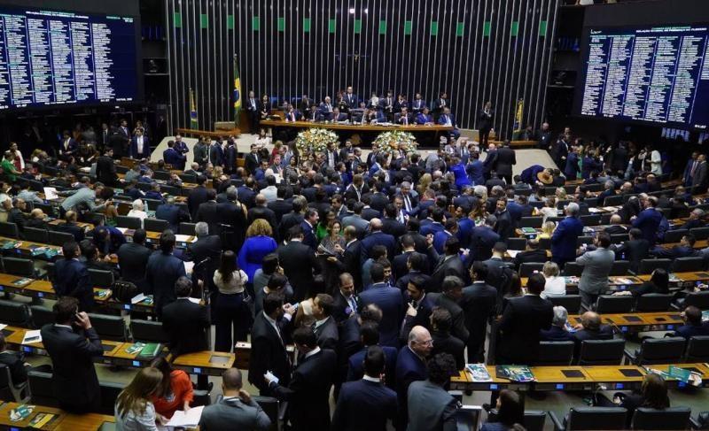 Novo projeto de Escola sem Partido permite que aluno grave professor