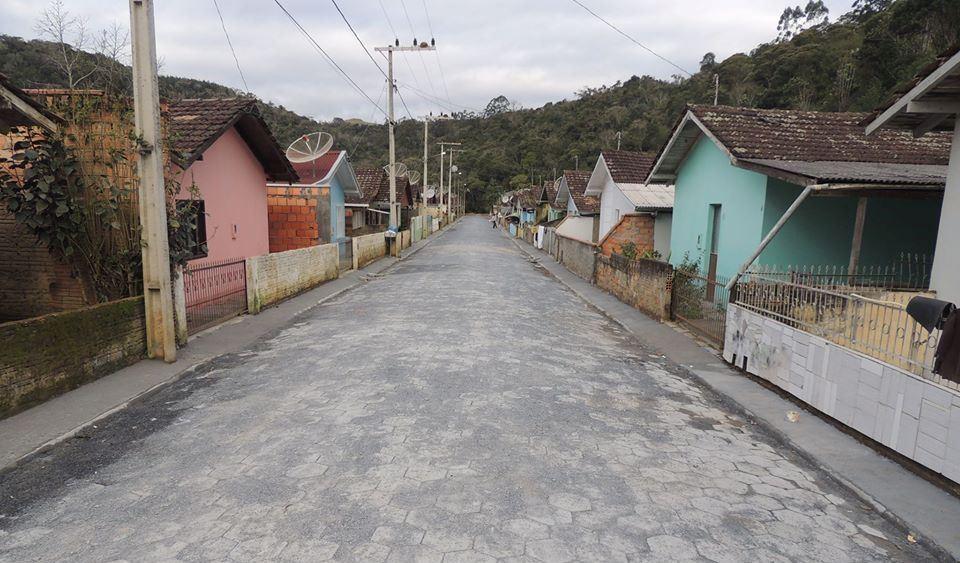 Obra mal executada em 2013 é causa de esgoto a céu aberto no loteamento Frei Jerônimo em Ituporanga