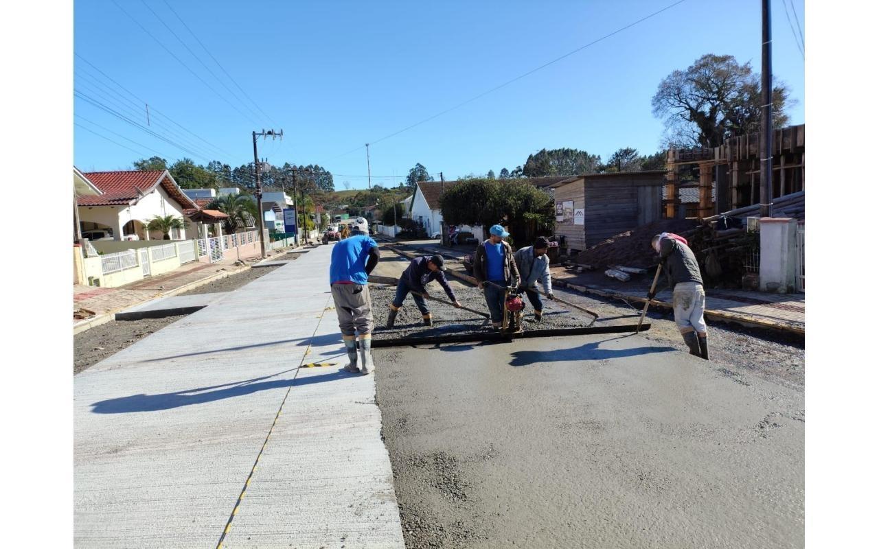 Obra na rua Felimonn Zimmermann, em Atalanta, é prorrogada após descoberta de problema em tubulação