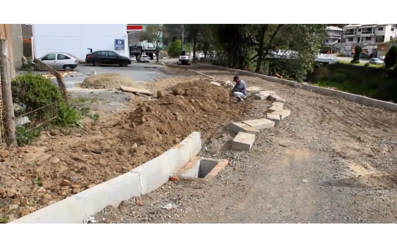 Obras de asfaltamento são retomadas no município de Alfredo Wagner