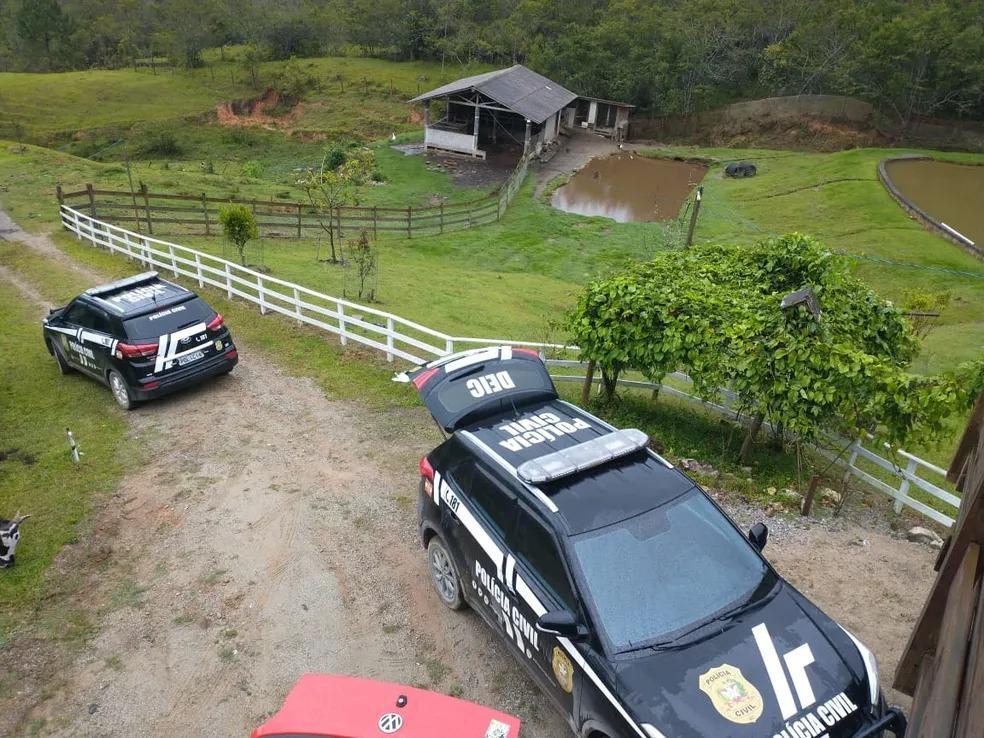 Oito pessoas são presas após polícia acabar com encontro de neonazistas em sítio em Santa Catarina
