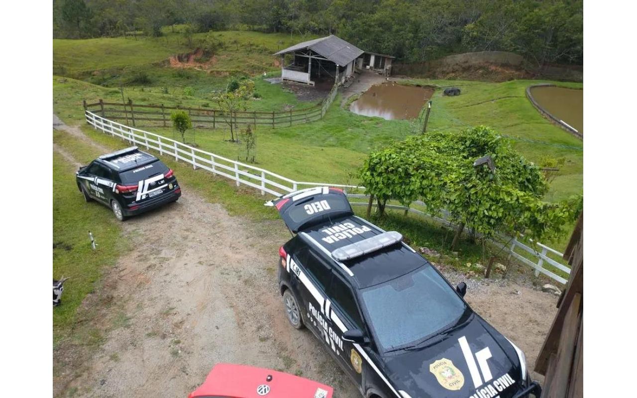 Oito pessoas são presas após polícia acabar com encontro de neonazistas em sítio em Santa Catarina