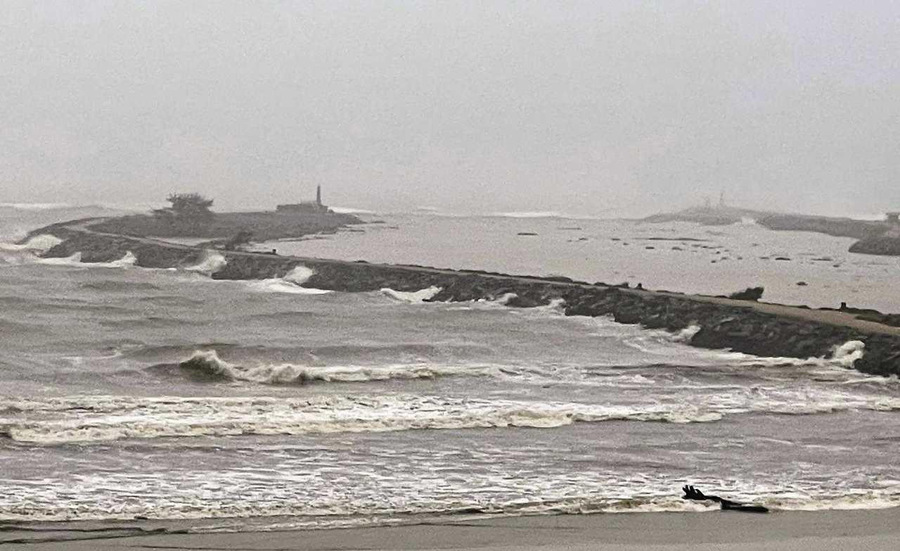 Ondas de quase seis metros fecham portos de Itajaí e Navegantes