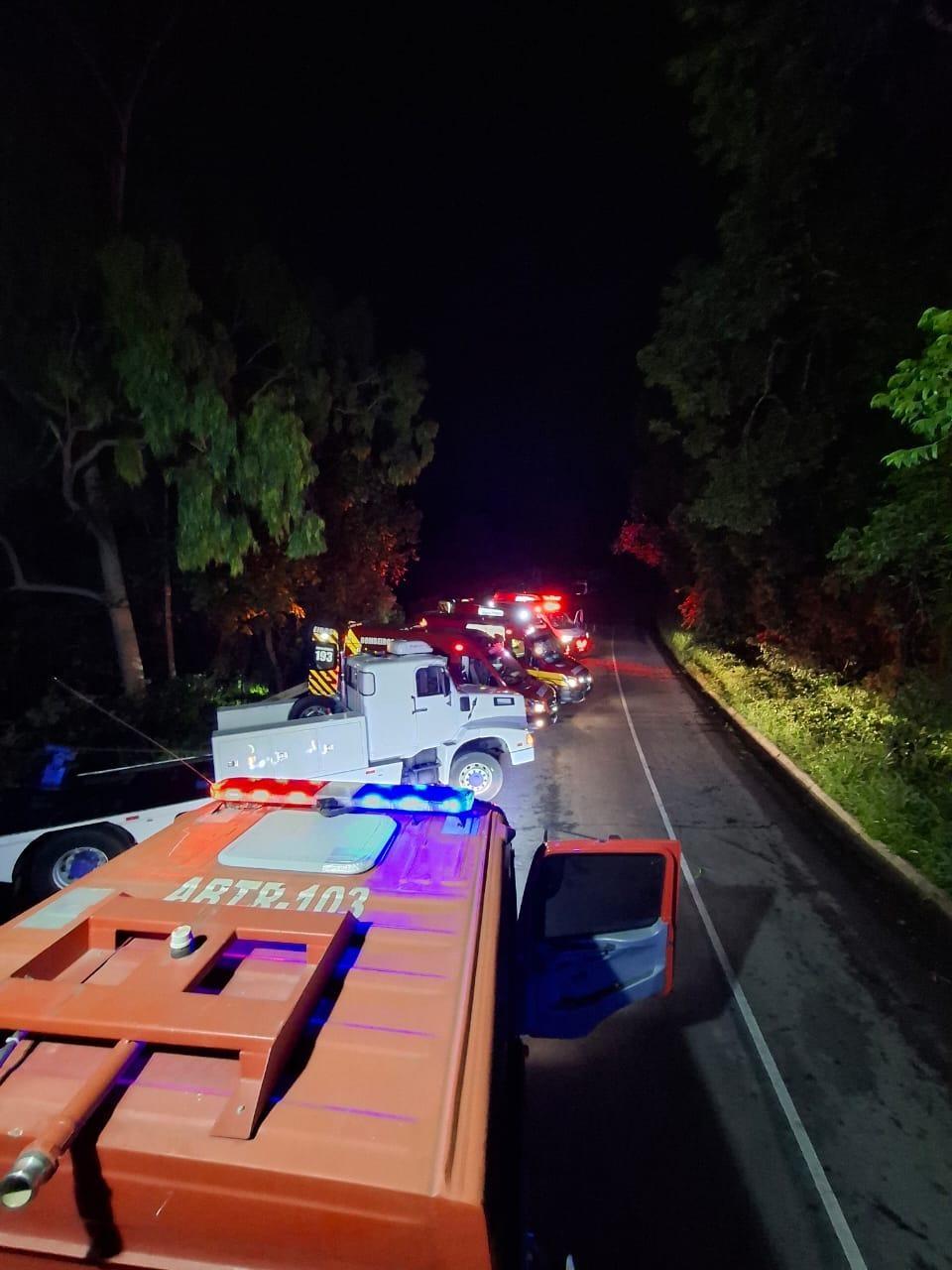 Ônibus cai em ribanceira na BR-470, em Agronômica e deixa três mortos