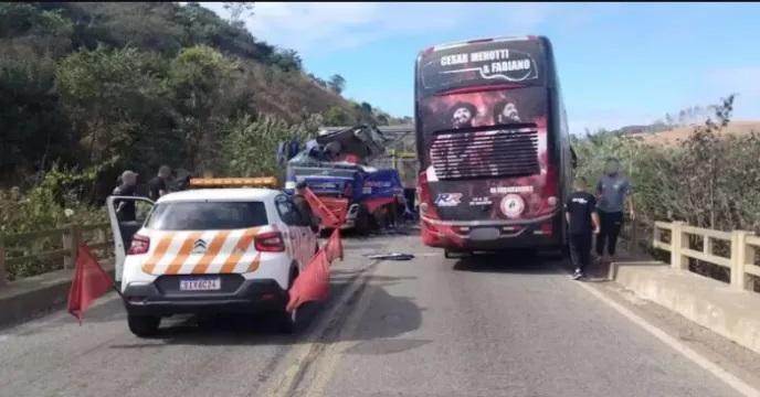 Ônibus de César Menotti e Fabiano se envolve em acidente e cantor quase tem fim trágico