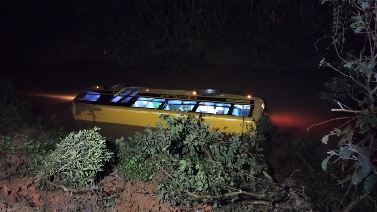 Ônibus escolar cai no rio em Aurora
