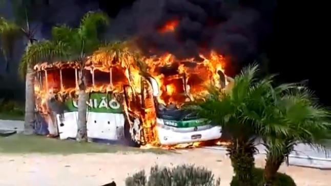 Ônibus pega fogo e complica trânsito na BR-282 em Rancho Queimado