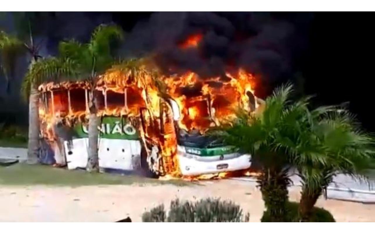 Ônibus pega fogo e complica trânsito na BR-282 em Rancho Queimado