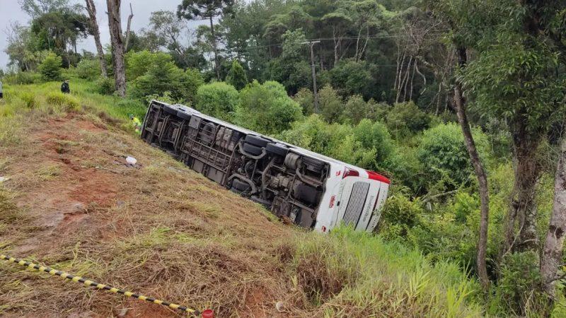 Ônibus que partiu de Florianópolis para Foz do Iguaçu, tomba e 7 pessoas morrem na BR-277