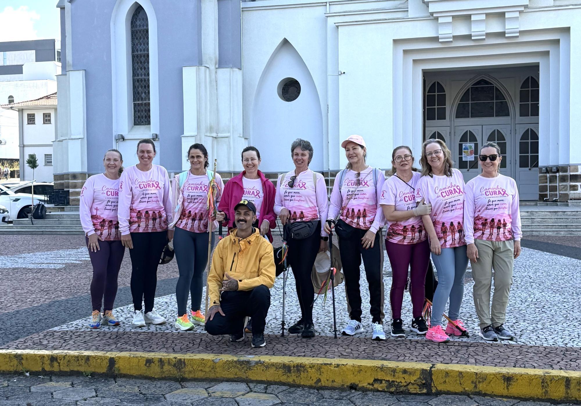 Outubro Rosa: Mulheres com histórias de superação do câncer iniciam peregrinação pelo Caminho do Louvor
