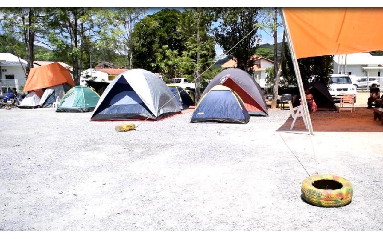 Pais acampam em frente a educandários para garantir vagas em Ituporanga. Matrículas começam na segunda (26)