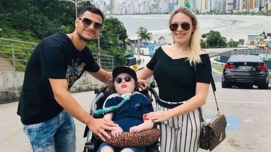 Pais que se apropriaram de dinheiro da campanha para filho são presos em SC
