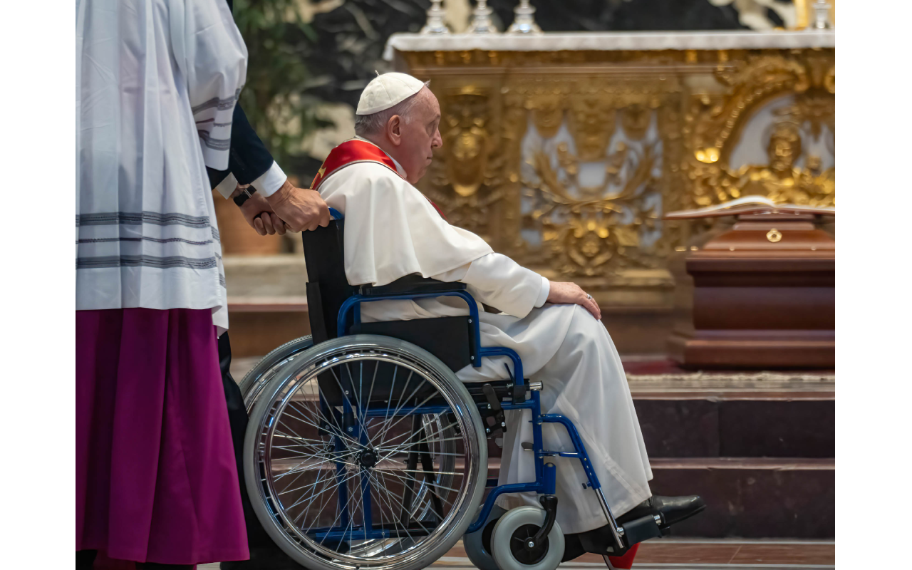 Papa Francisco deixará de celebrar missa de Corpus Christi por dor no joelho