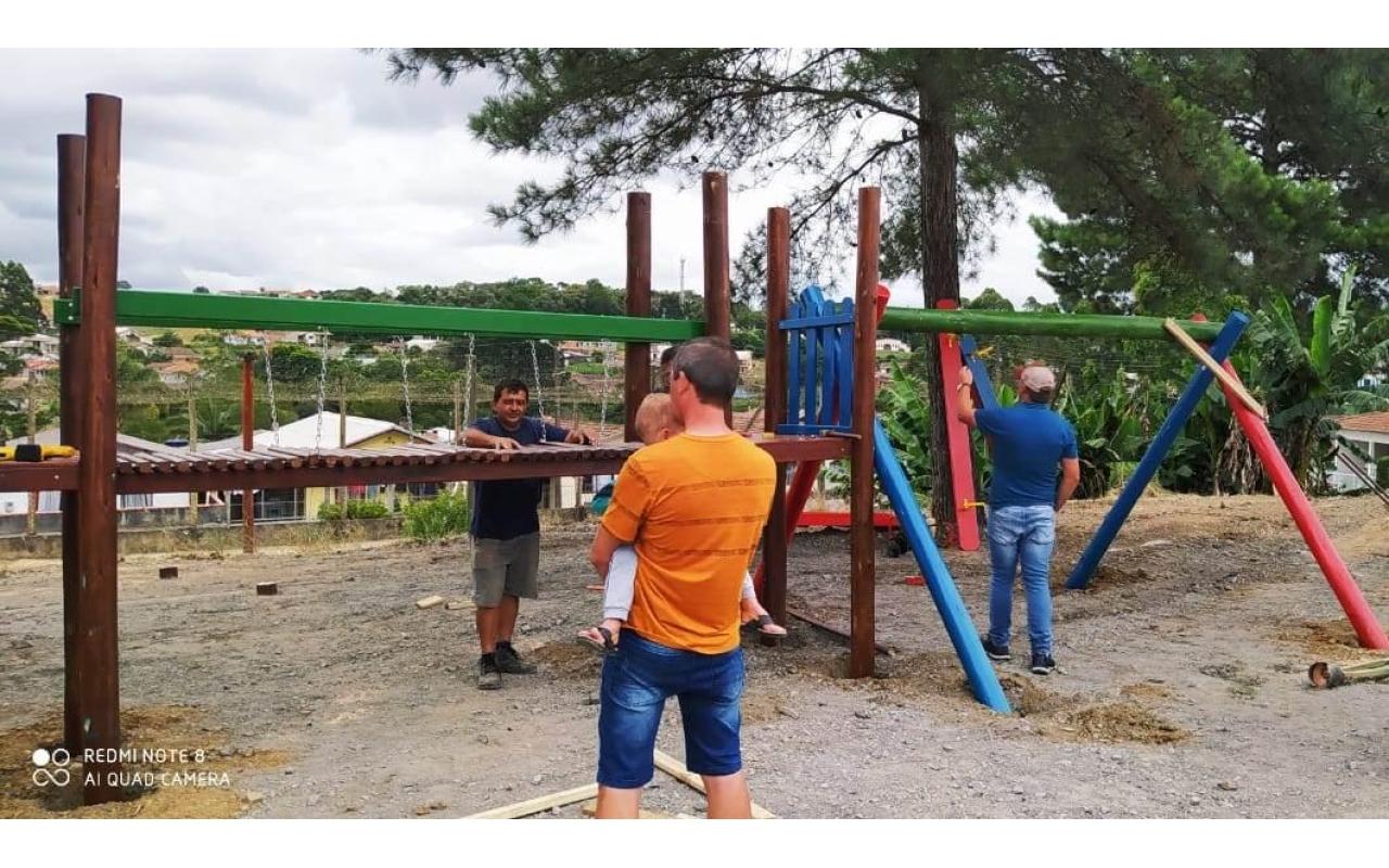 Parque infantil começa a ser instalado no bairro Jardim Tarumã em Imbuia