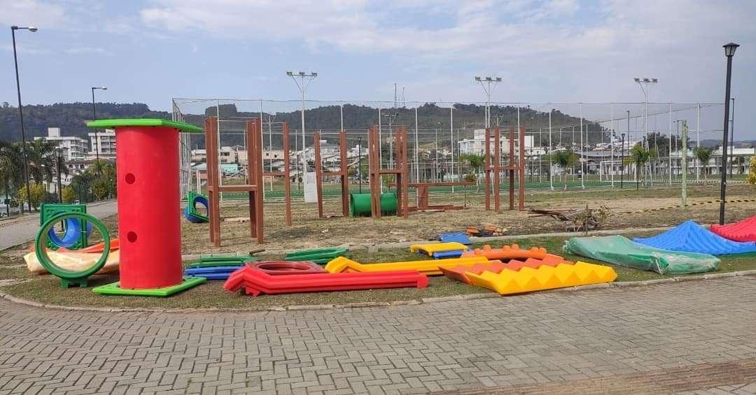 Parque infantil no Parque da Cidade em Ituporanga começa a ser instalado 