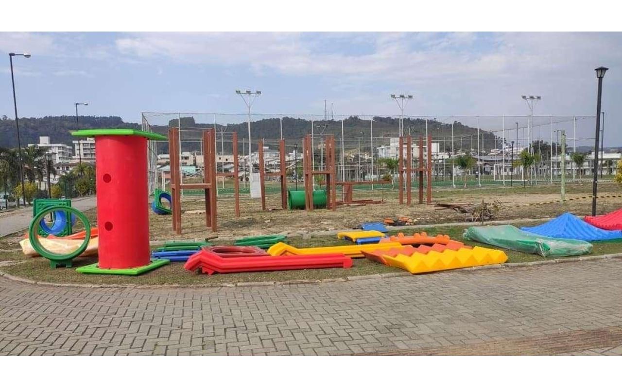 Parque infantil no Parque da Cidade em Ituporanga começa a ser instalado 