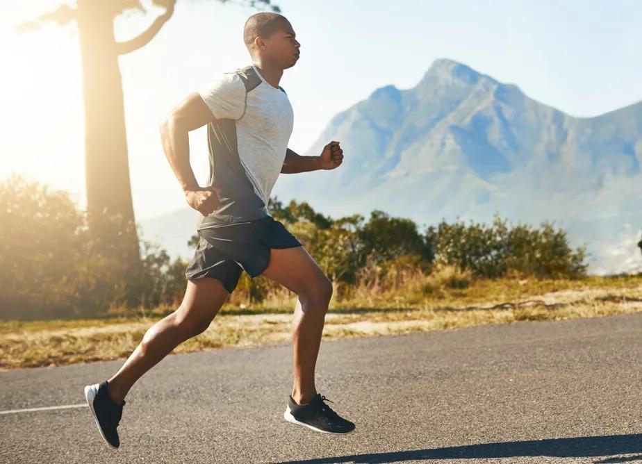 Passadas mais curtas e suaves podem melhorar desempenho na corrida