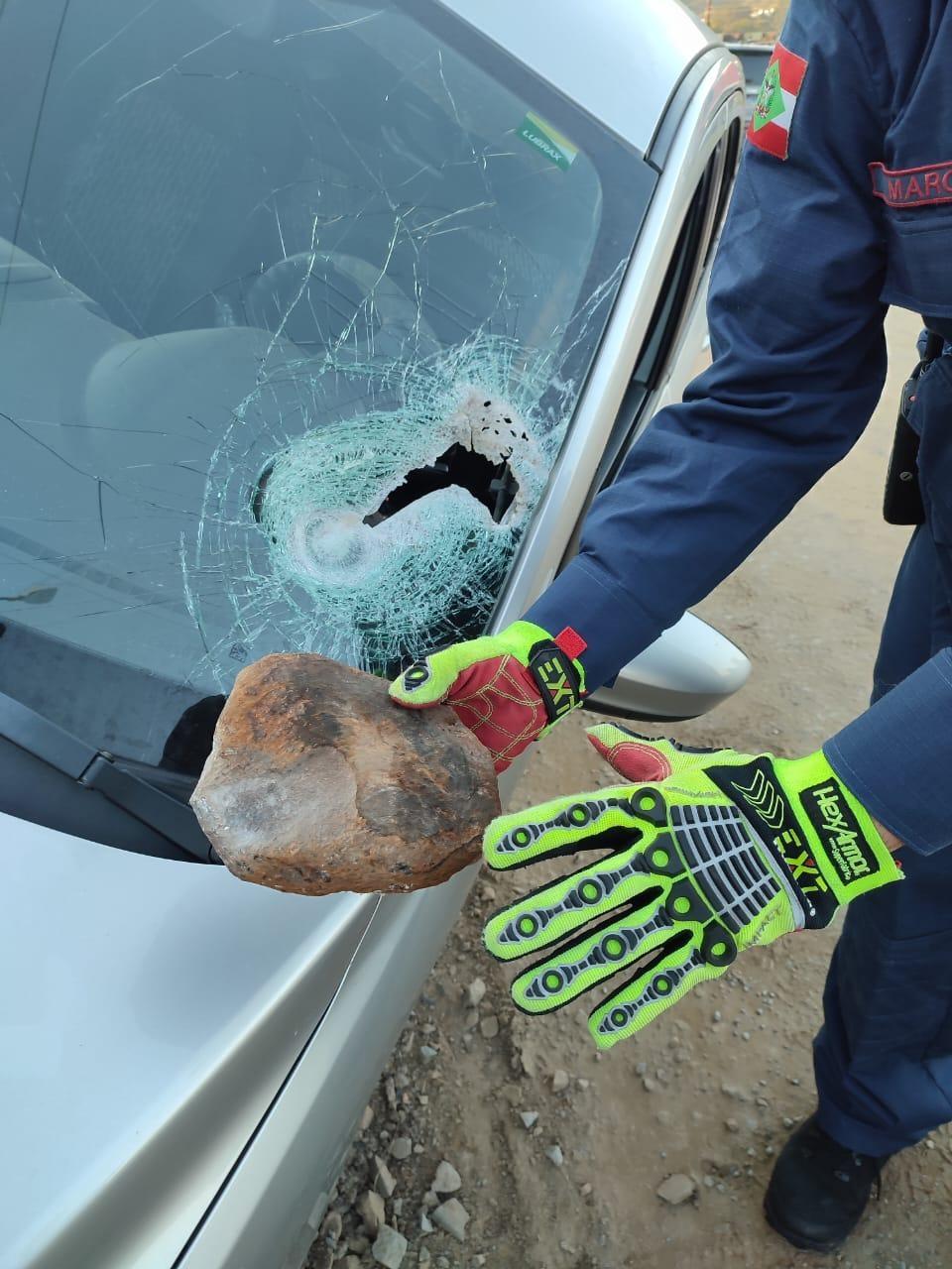 Pedra possivelmente vinda do pneu de um caminhão atinge para-brisa de carro, que sai da pista e deixa quatro feridos